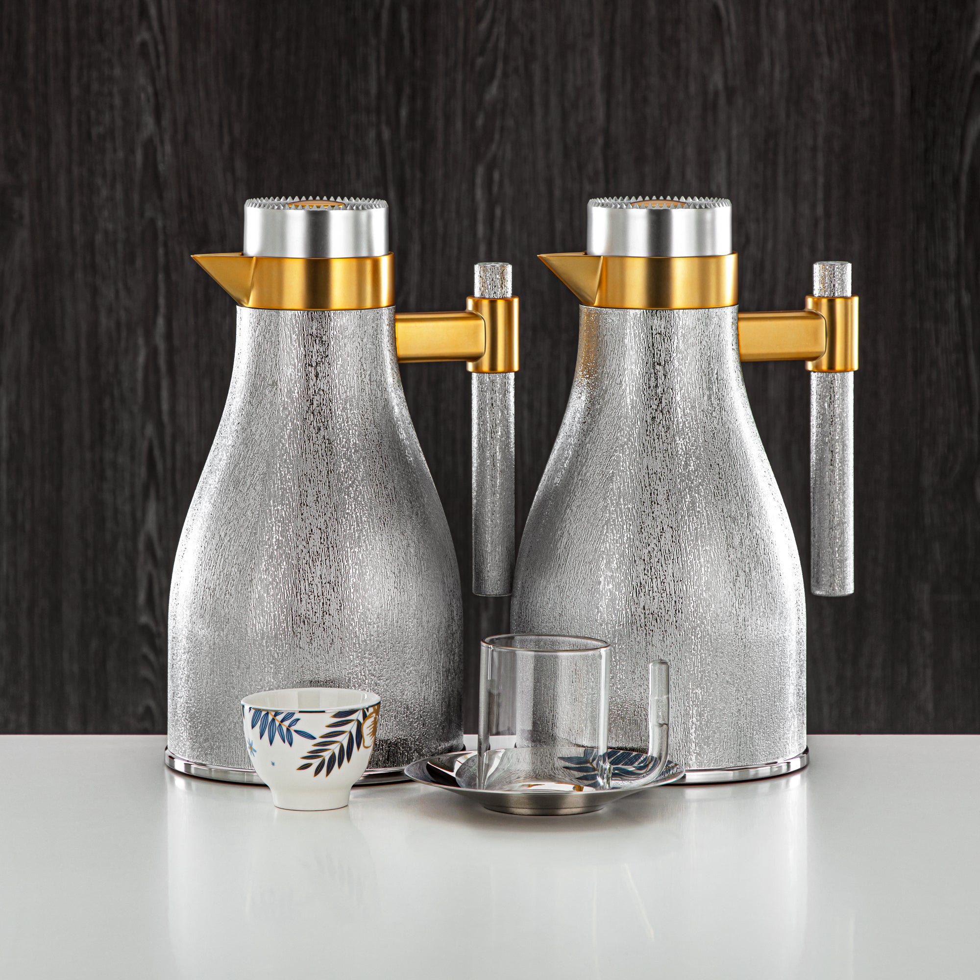 طقم ترمس المرجان وشاي مطفي فضي وذهبي قطعتان (1L + 1L) + طقم كاسات وأواني بورسلين أزرق بنقشة نباتية 18 قطعة – تقديم أنيق | مجموعة عصرية