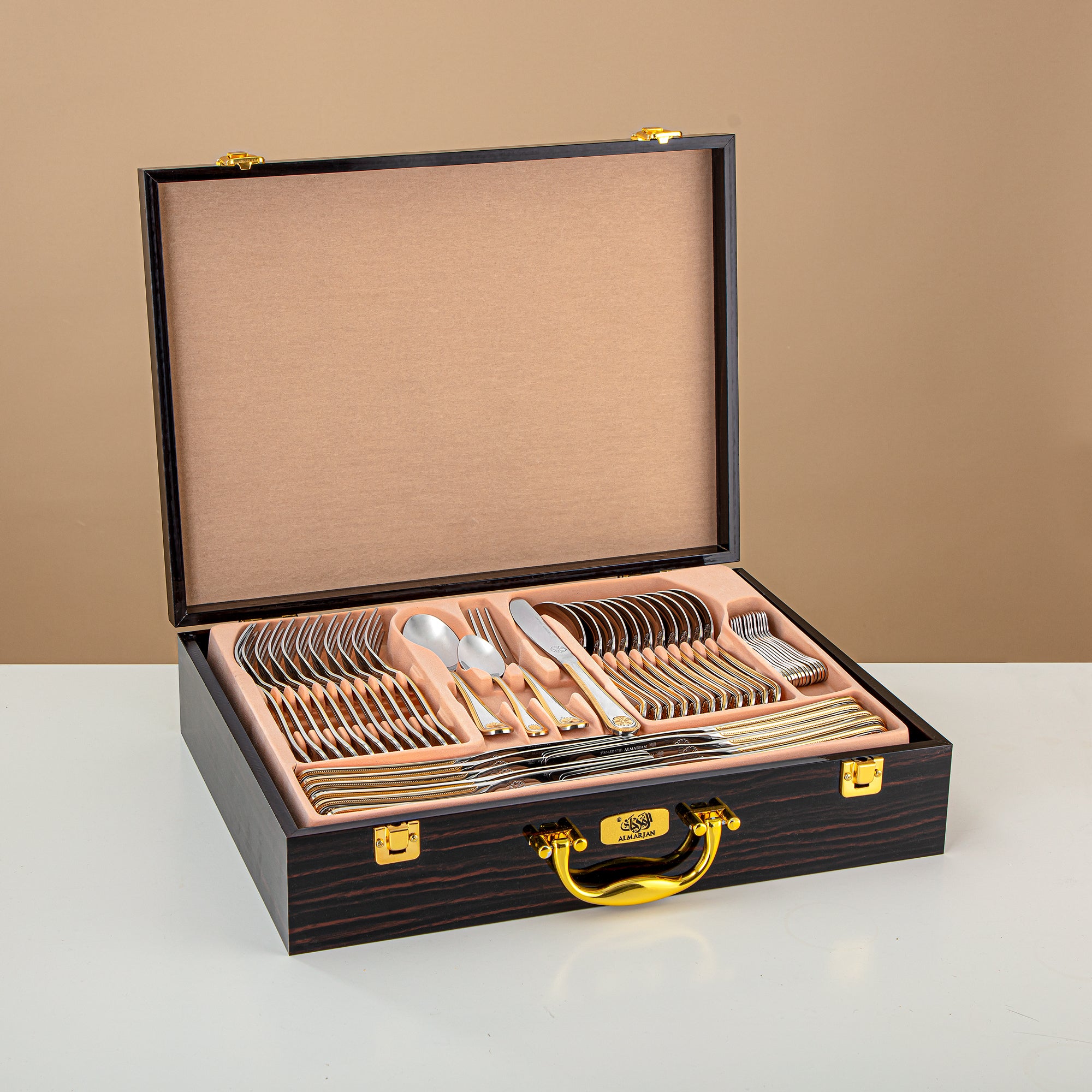 طقم أدوات المائدة ألمرجان 84 قطعة، ستانلس ستيل، حقيبة جلدية، فضي وذهبي (CUT0010346) طقم أدوات مائدة أنيق