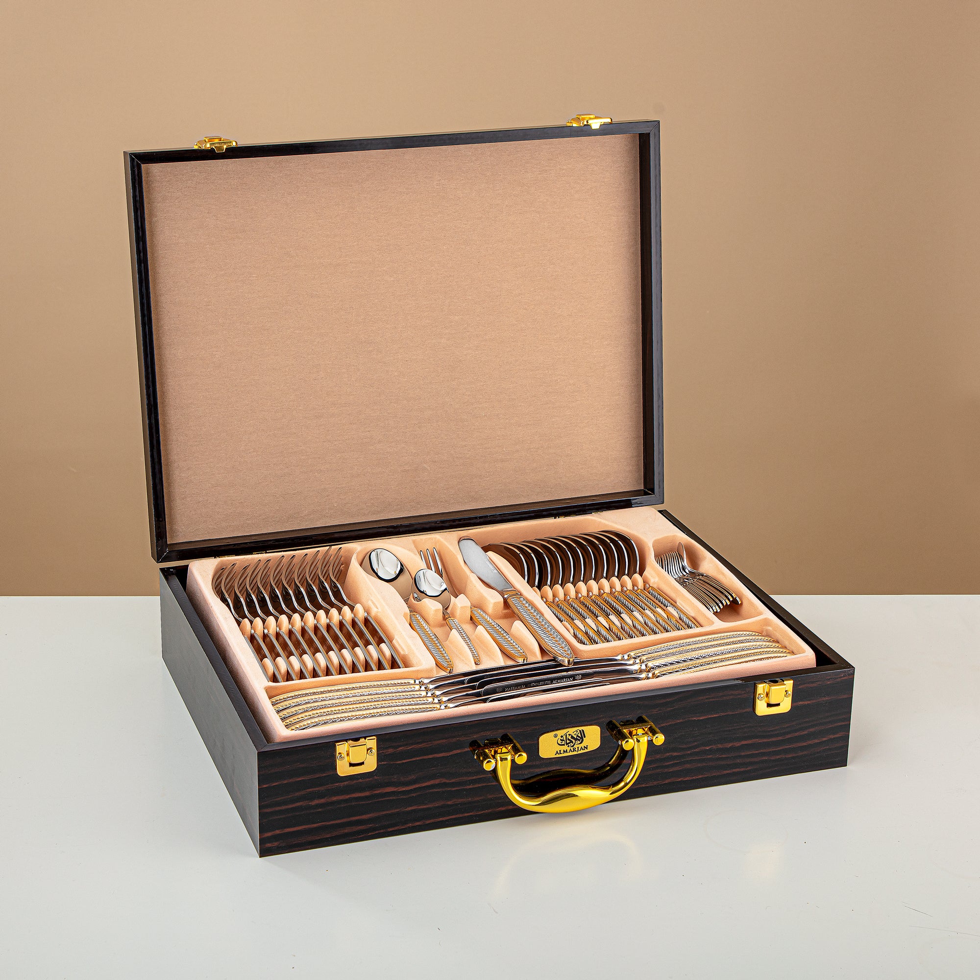 طقم أدوات مائدة ألمرجان 84 قطعة، ستانلس ستيل، حقيبة جلدية، فضي وذهبي (CUT0010434) طقم أدوات مائدة أنيق