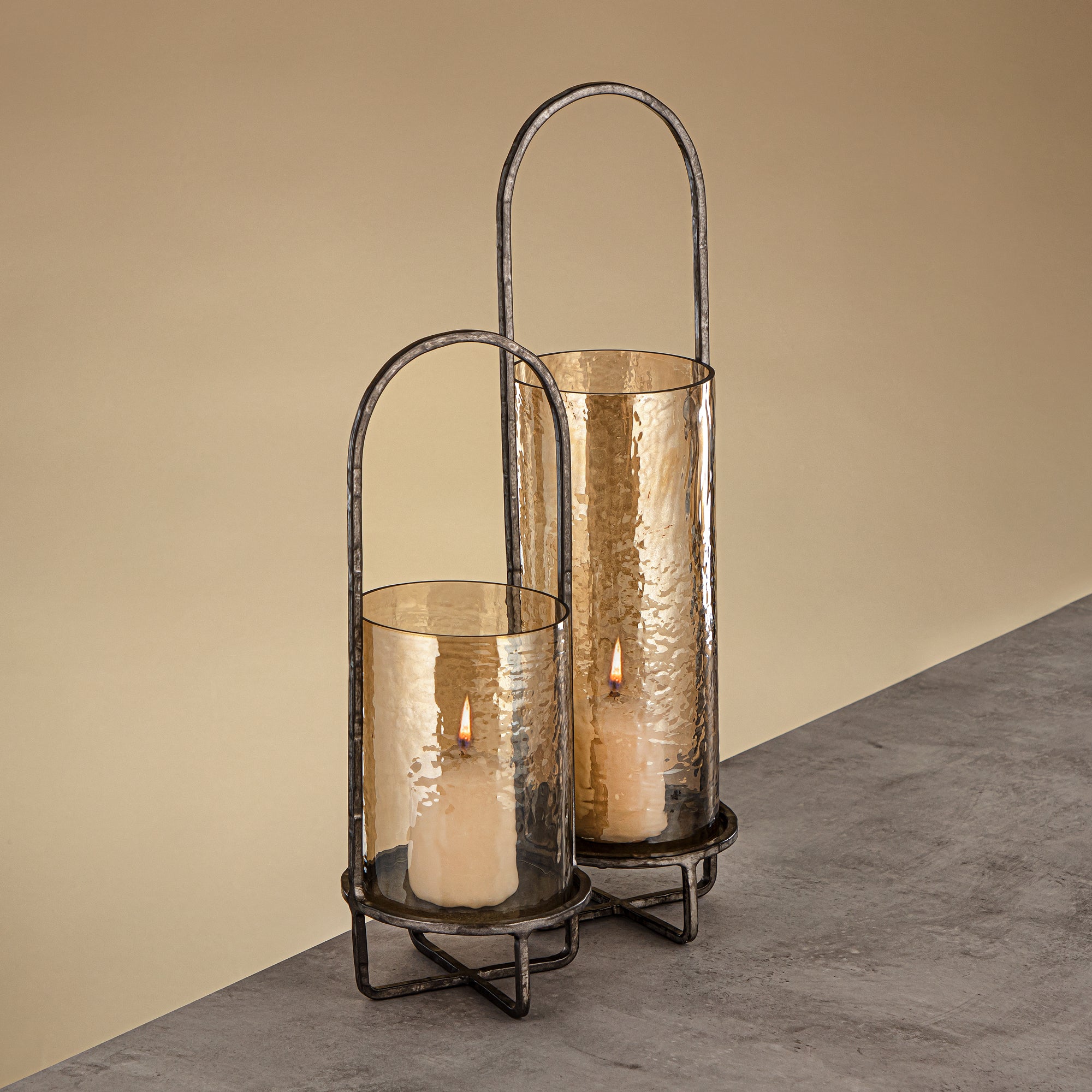 Almarjan Miles Hurricane Lantern Hammered Copper Brown Glass 13.5x13.5x47 CM Vintage Silver Stand (GMT2960008)