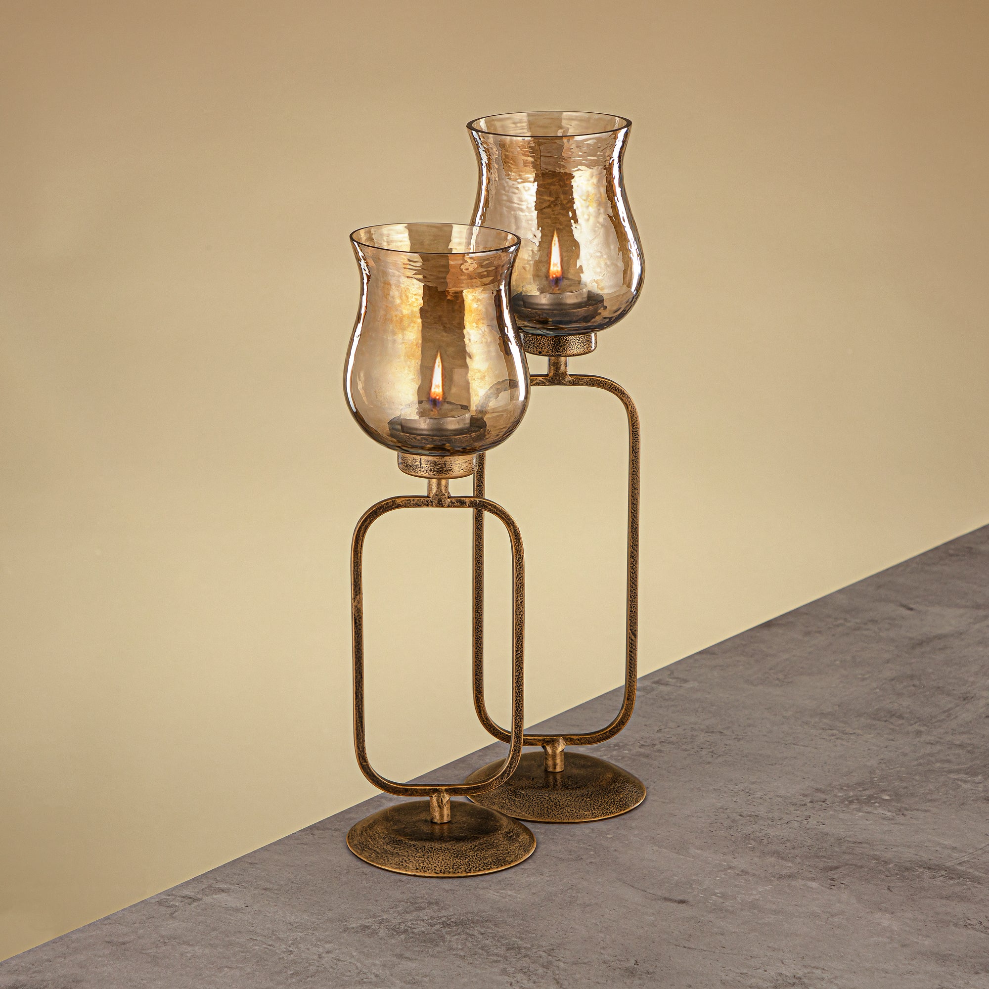 حامل شموع العنصر المرجان نحاس مطروق زجاج بني 11x11x36 سم حامل ذهبي عتيق (GMT2960009)