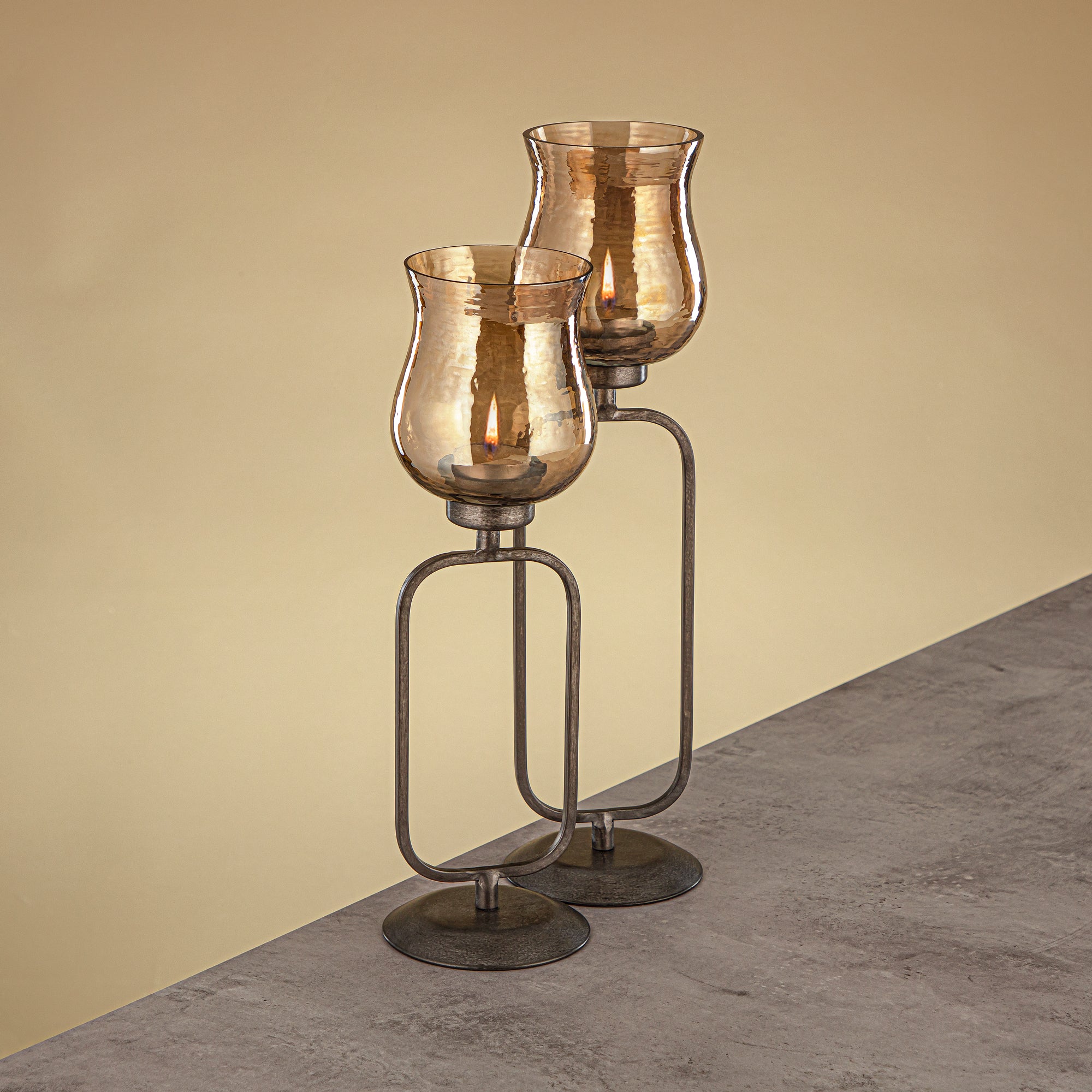 حامل شموع العنصر المرجان نحاس مطروق زجاج بني 11x11x36 سم حامل فضي عتيق (GMT2960010)