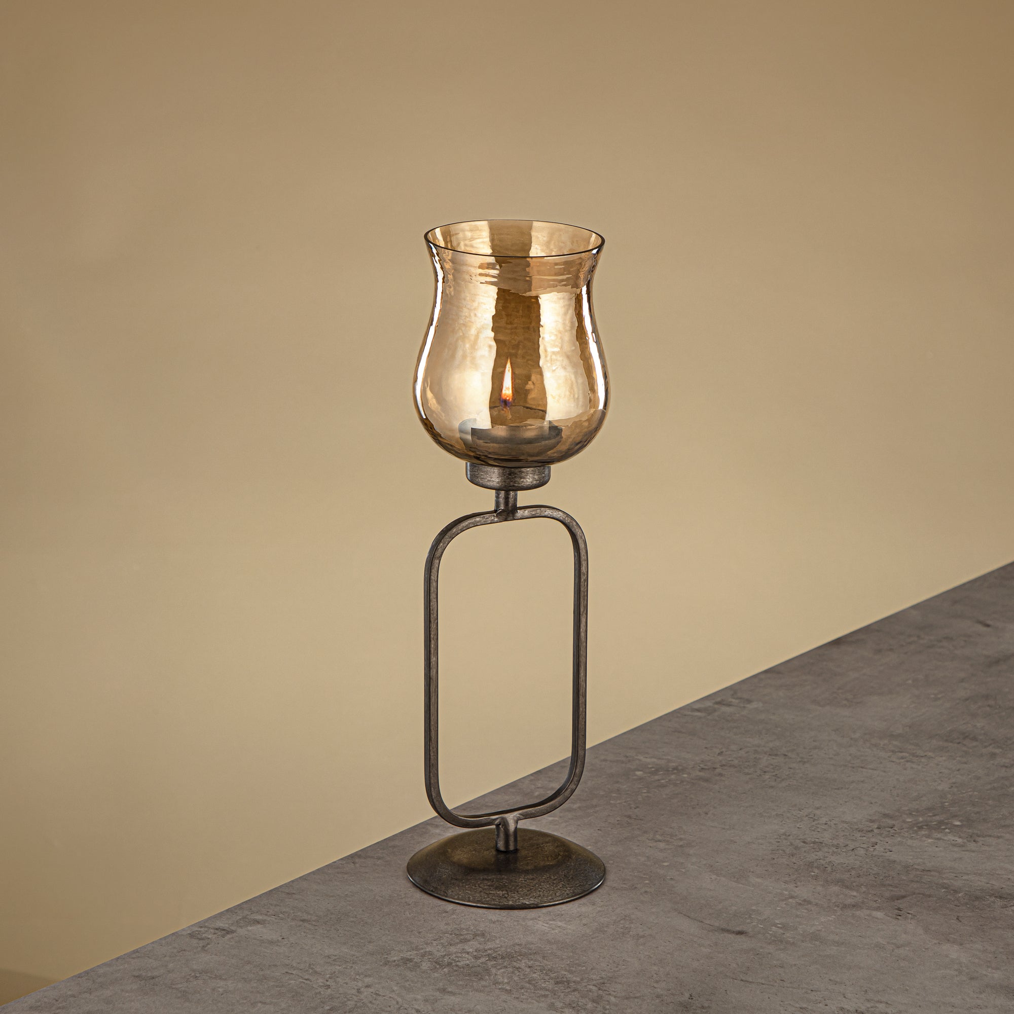 حامل شموع العنصر المرجان نحاس مطروق زجاج بني 11x11x36 سم حامل فضي عتيق (GMT2960010)