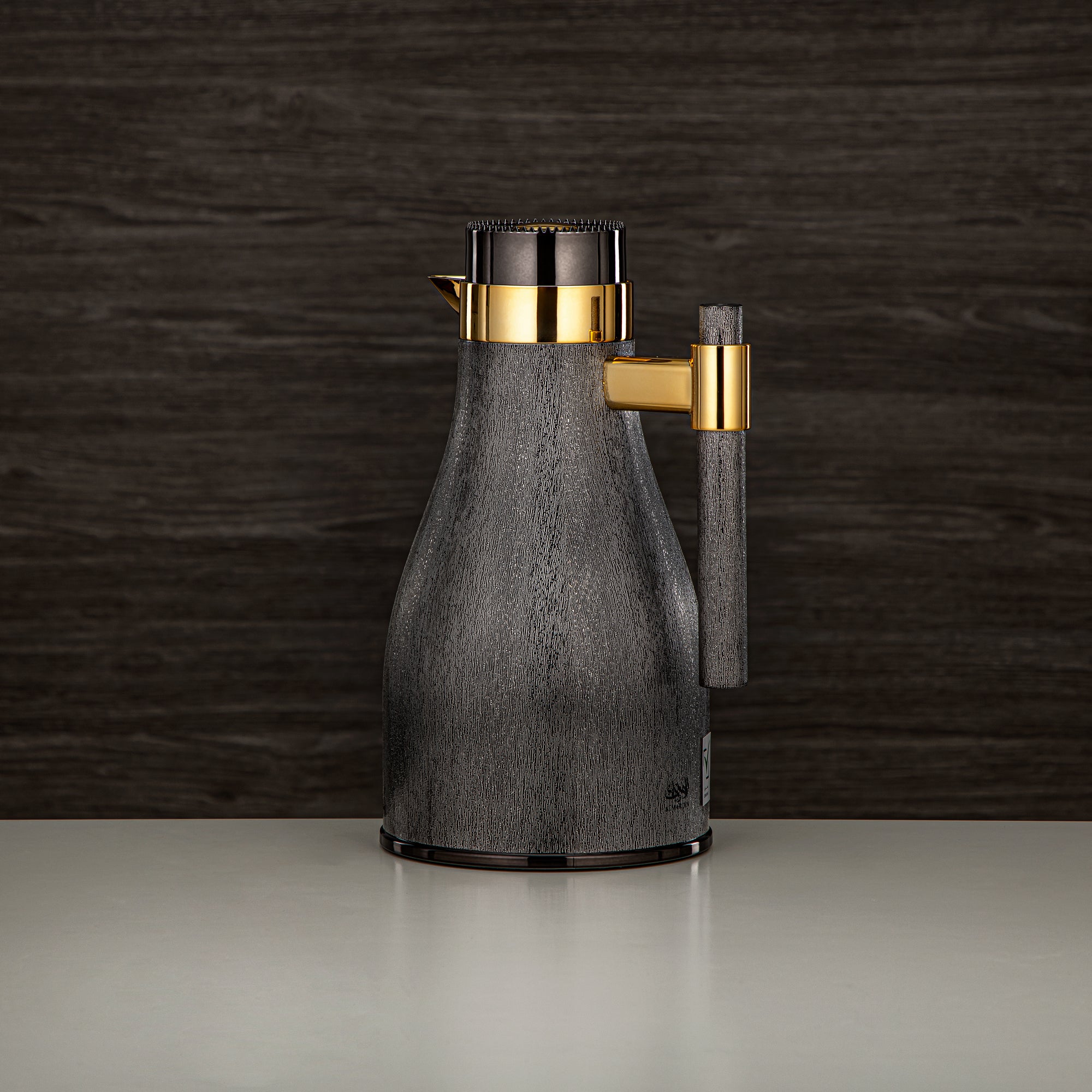 طقم ترامس المرجان ABS زر ضغط 1 لتر + 1 لتر مسدس أسود وذهبي (GOK-NBK-NBK-G) - تقديم أنيق