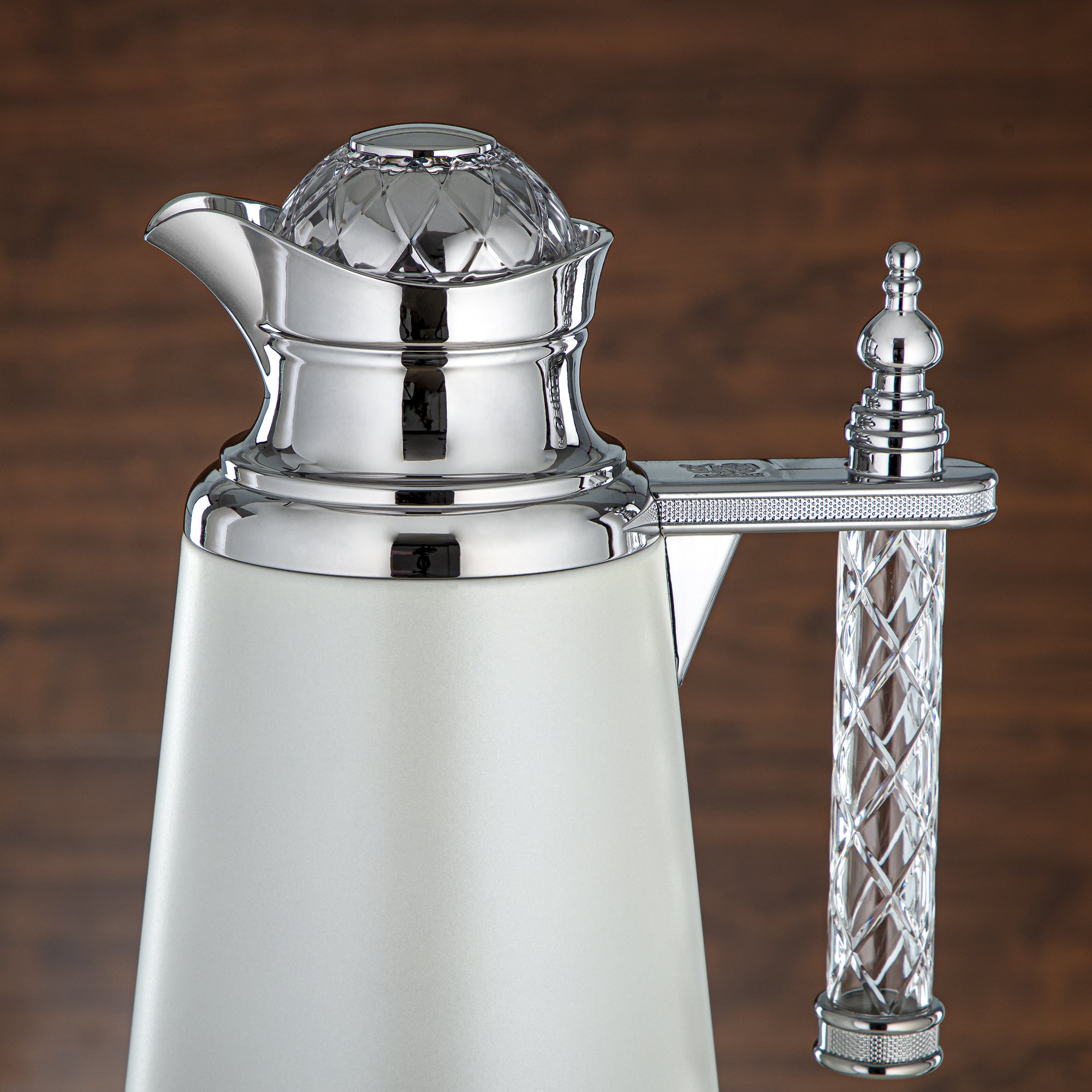 ألمرجان طقم ترامس، زر ضغط، مقبض أكريليك - 0.7 لتر + 1 لتر، أبيض وفضي (CBY+CBZ-WCC) - زجاجات فراغ ترامس