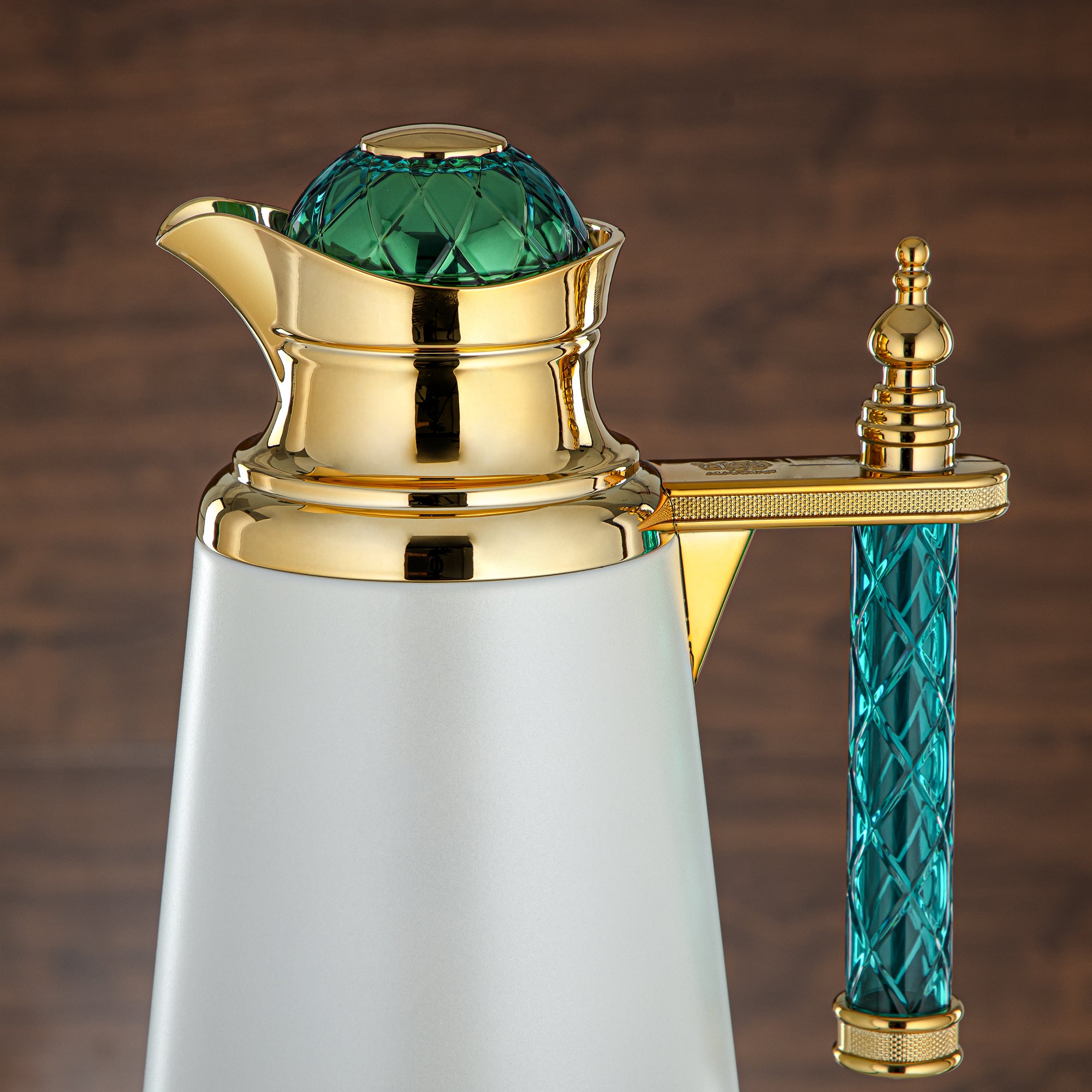 ألمرجان طقم ترامس، زر ضغط، مقبض أكريليك - 0.7 لتر + 1 لتر، أبيض، ذهبي وأخضر (CBY+CBZ-WGG) - قوارير فراغ كلاسيكية ترامس