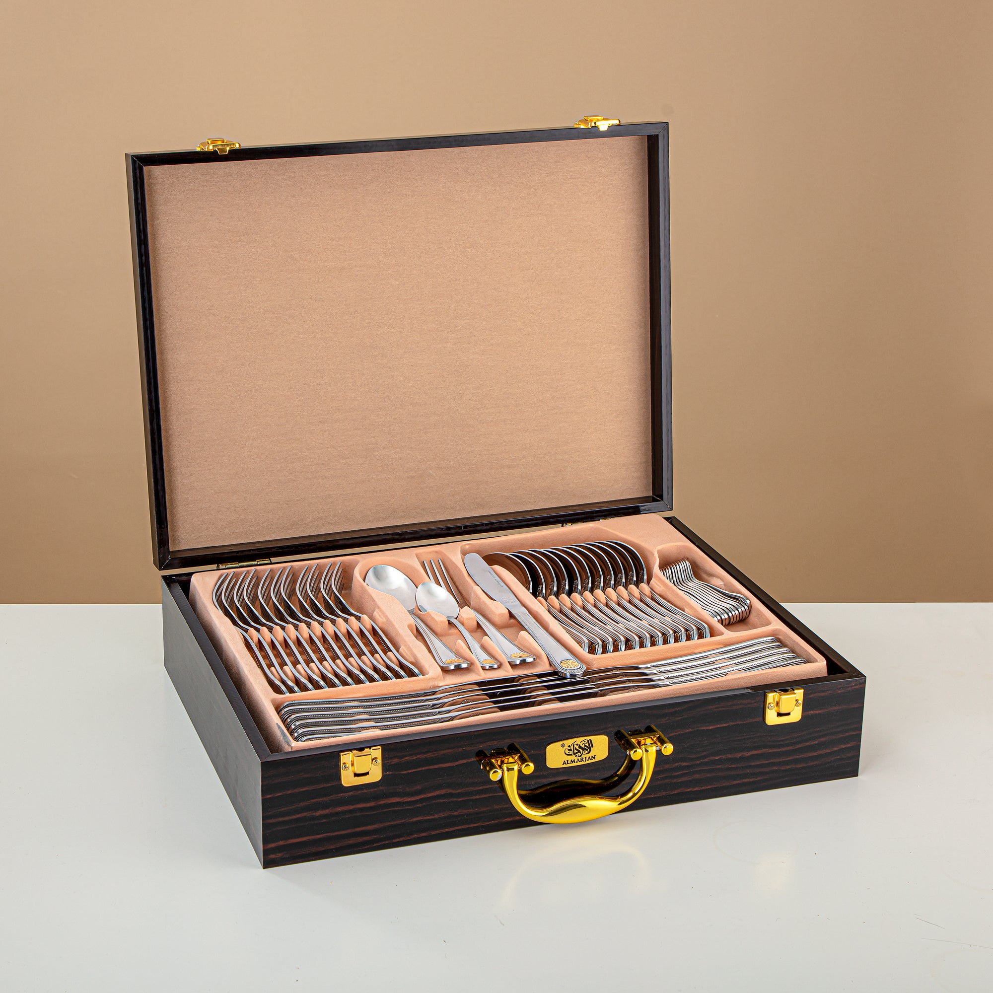 طقم أدوات مائدة ألمرجان 84 قطعة، ستانلس ستيل، حقيبة جلدية، فضي وذهبي (CUT0010348) طقم أدوات مائدة أنيق