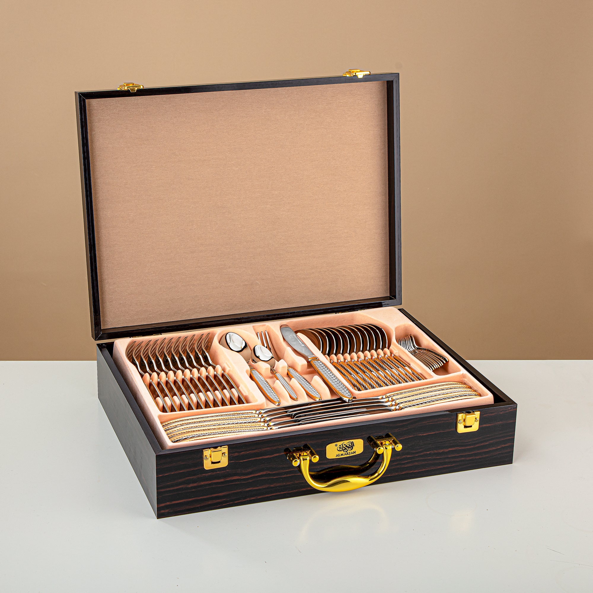 طقم أدوات مائدة ألمرجان 84 قطعة، ستانلس ستيل، حقيبة جلدية، فضي وذهبي (CUT0010435) طقم أدوات مائدة أنيق