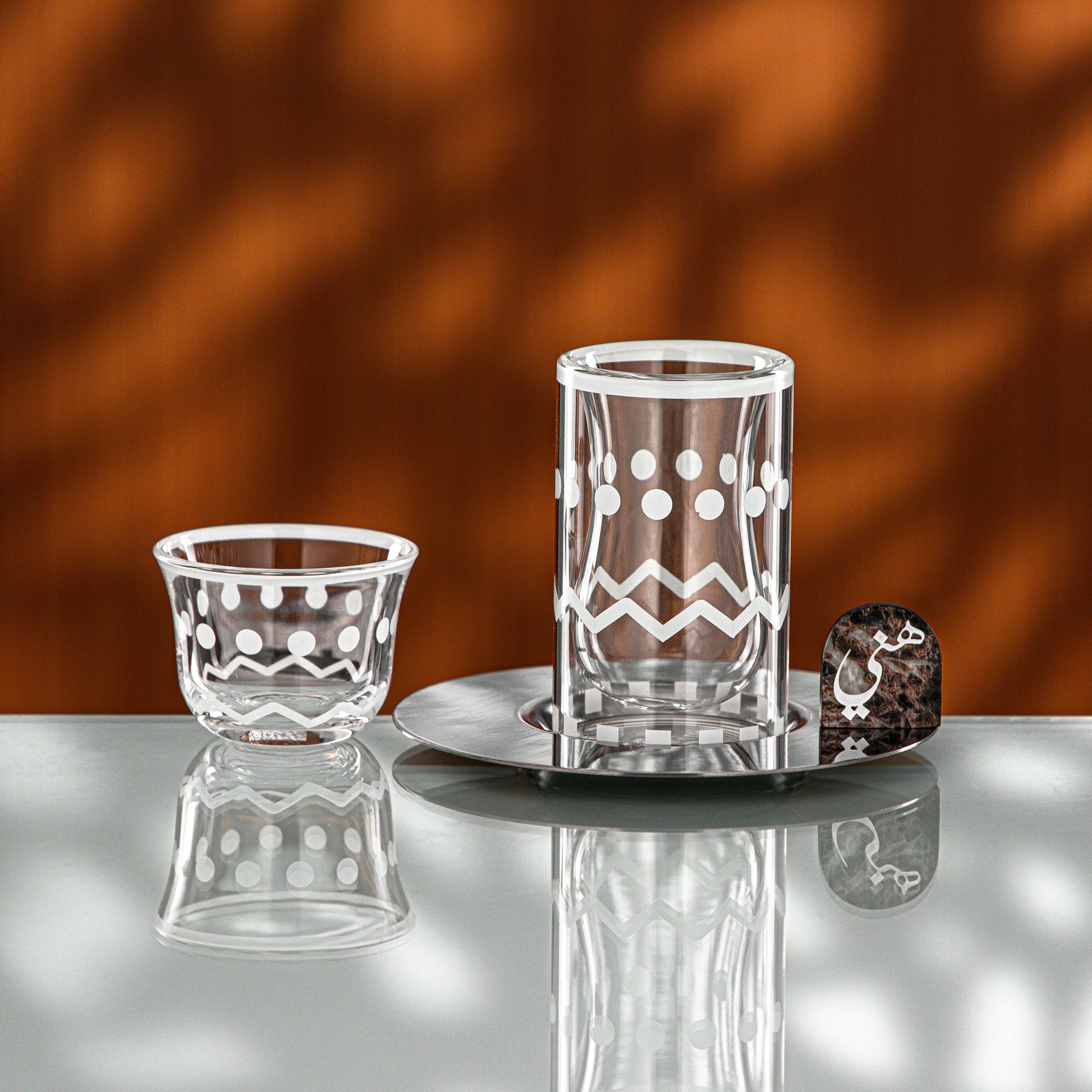 طقم شاي وقهوة المرجان ١٨ قطعة فضي لامع ورخام بني