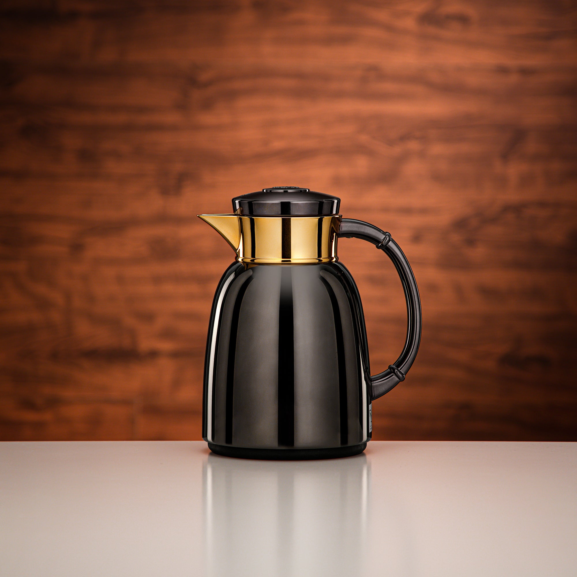 ترمس المرجان سعة 0.65 لتر باللون الأسود الفحمي والذهبي
