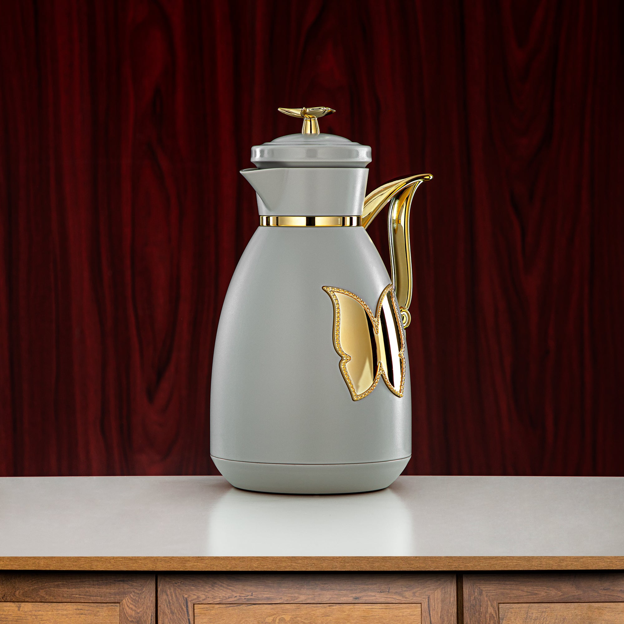 طقم ترامس المرجان بلاستيك زر ضغط 0.7 لتر + 1 لتر رمادي فاتح وذهبي (SM-2C142-070/100 LG/G) - زجاجة شاي وقهوة